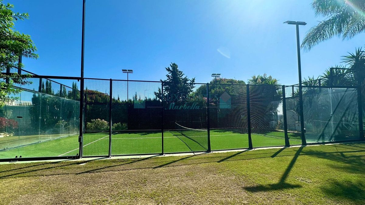 Villa for sale in Nueva Andalucia