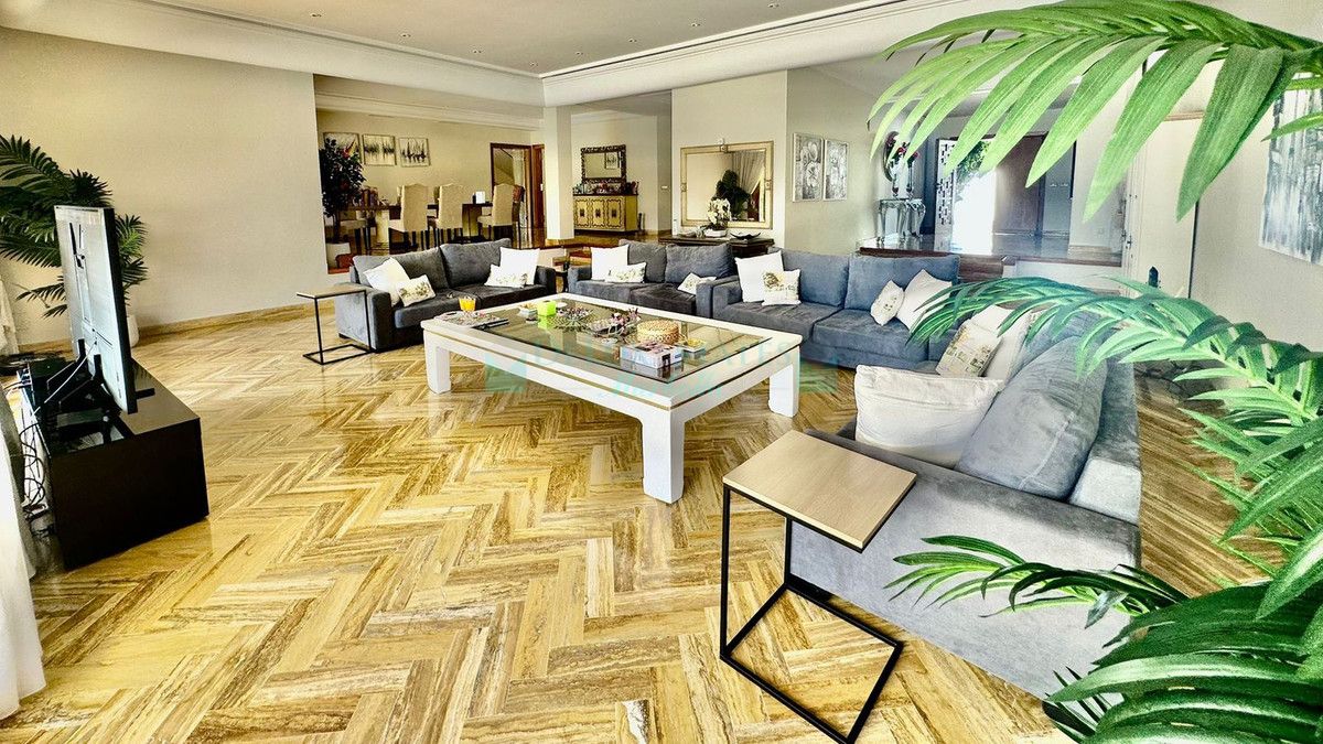 Villa for sale in Nueva Andalucia