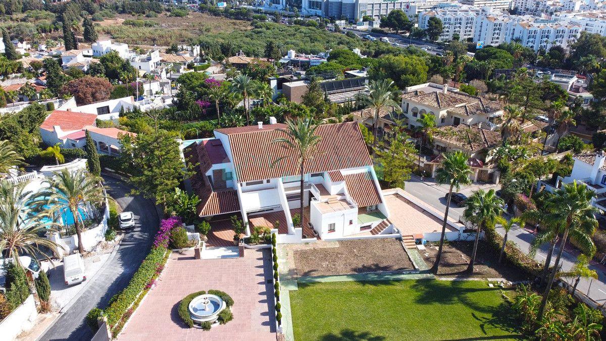 Villa for sale in Nueva Andalucia