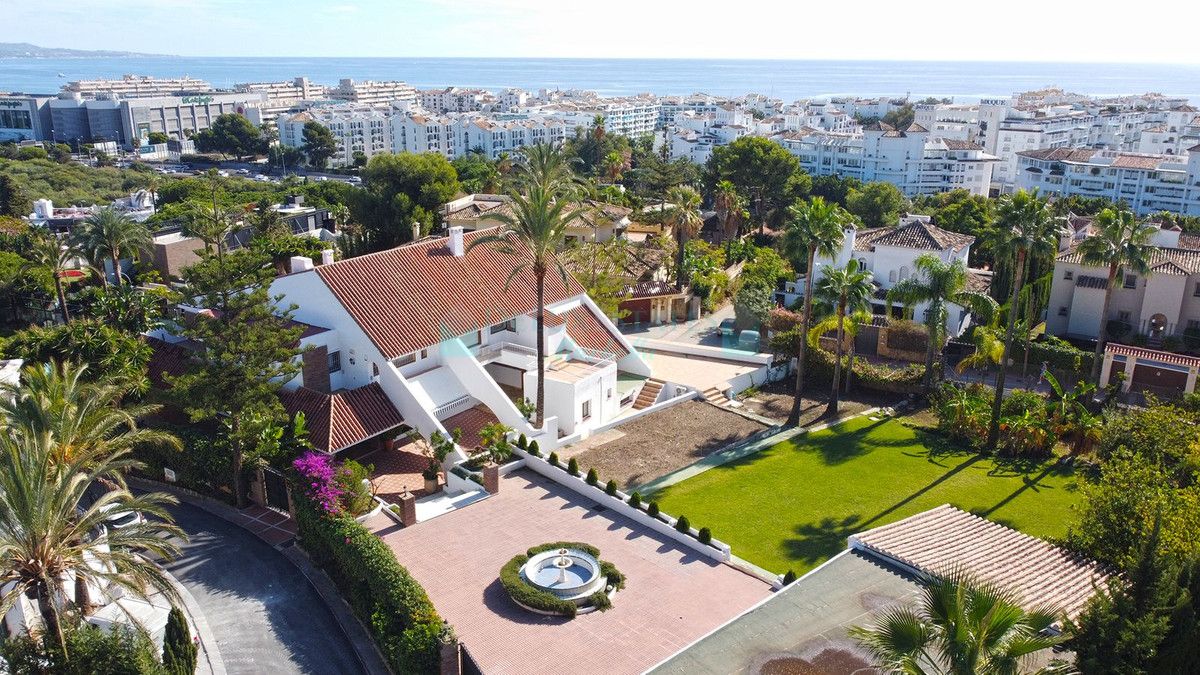 Villa for sale in Nueva Andalucia