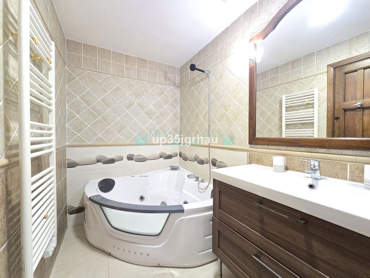 Town House for sale in Estepona