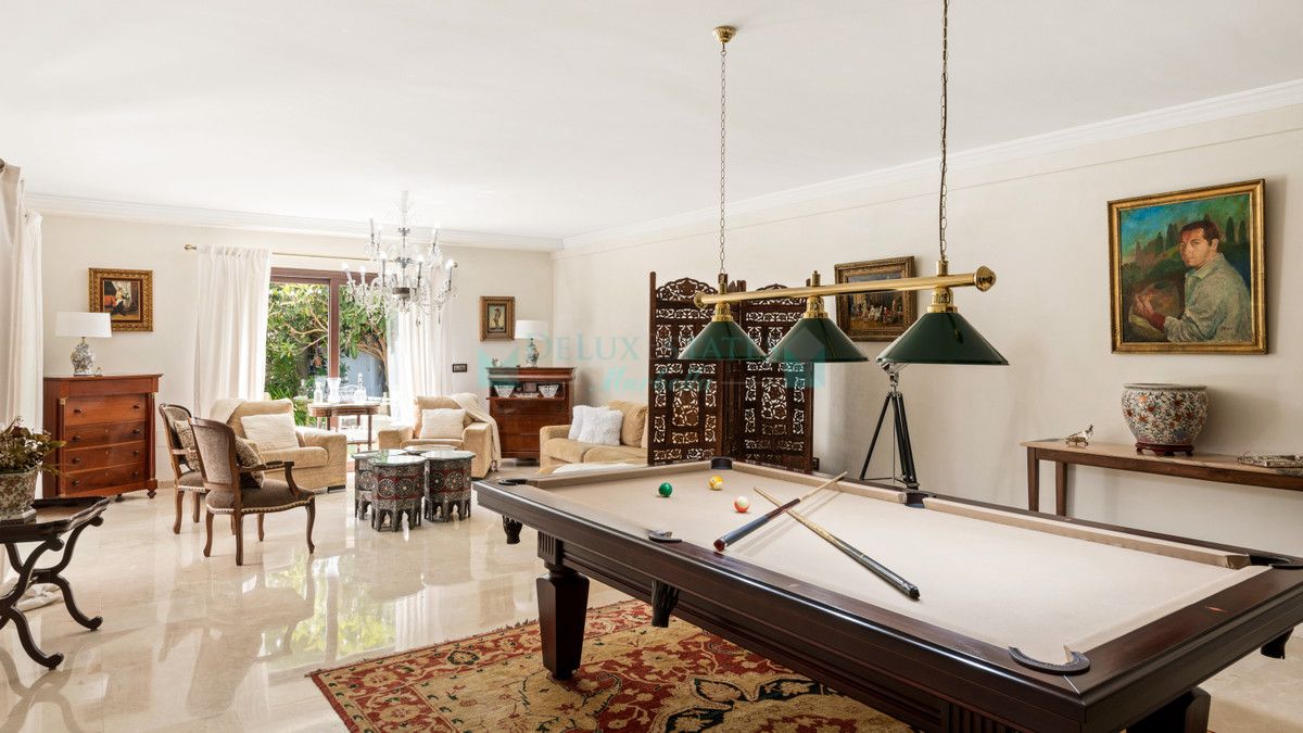 Villa for sale in Atalaya, Estepona