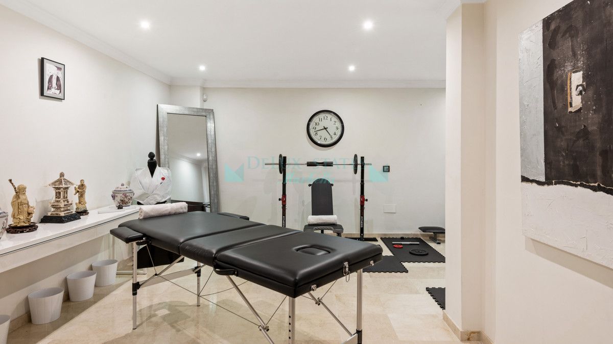 Villa for sale in Atalaya, Estepona