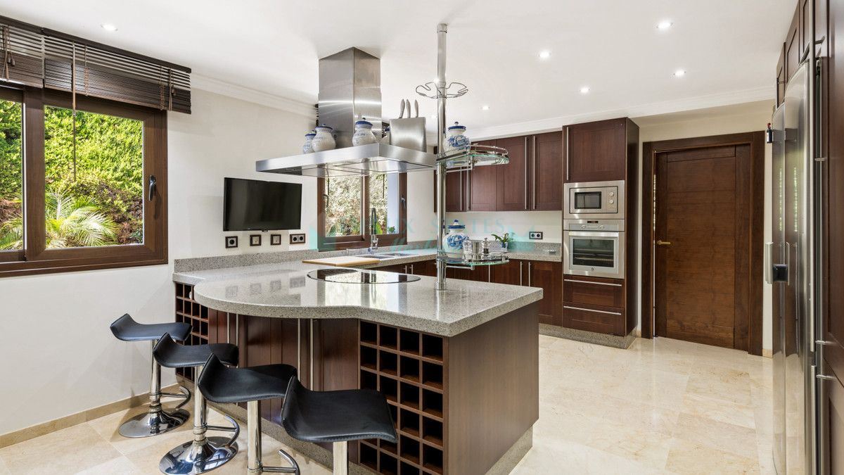 Villa for sale in Atalaya, Estepona