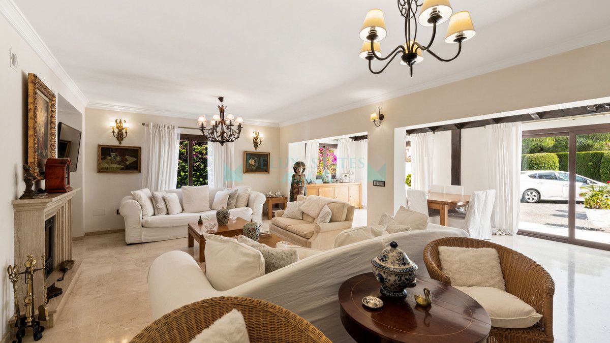 Villa for sale in Atalaya, Estepona