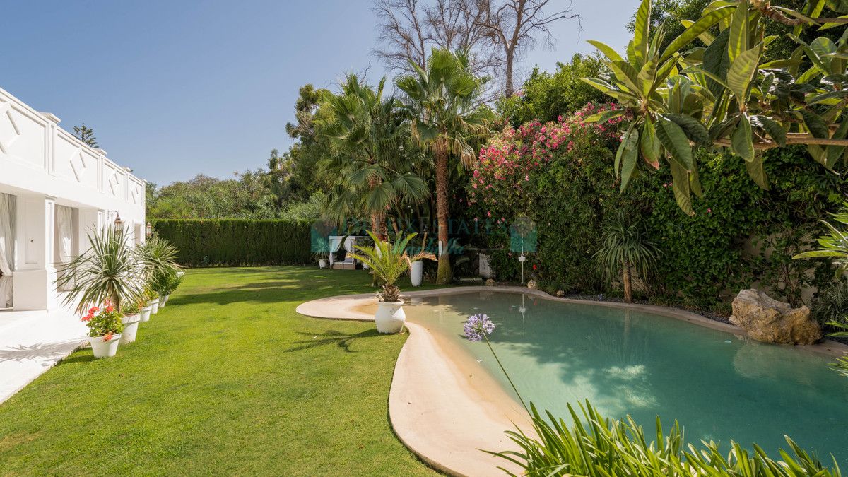 Villa for sale in Atalaya, Estepona