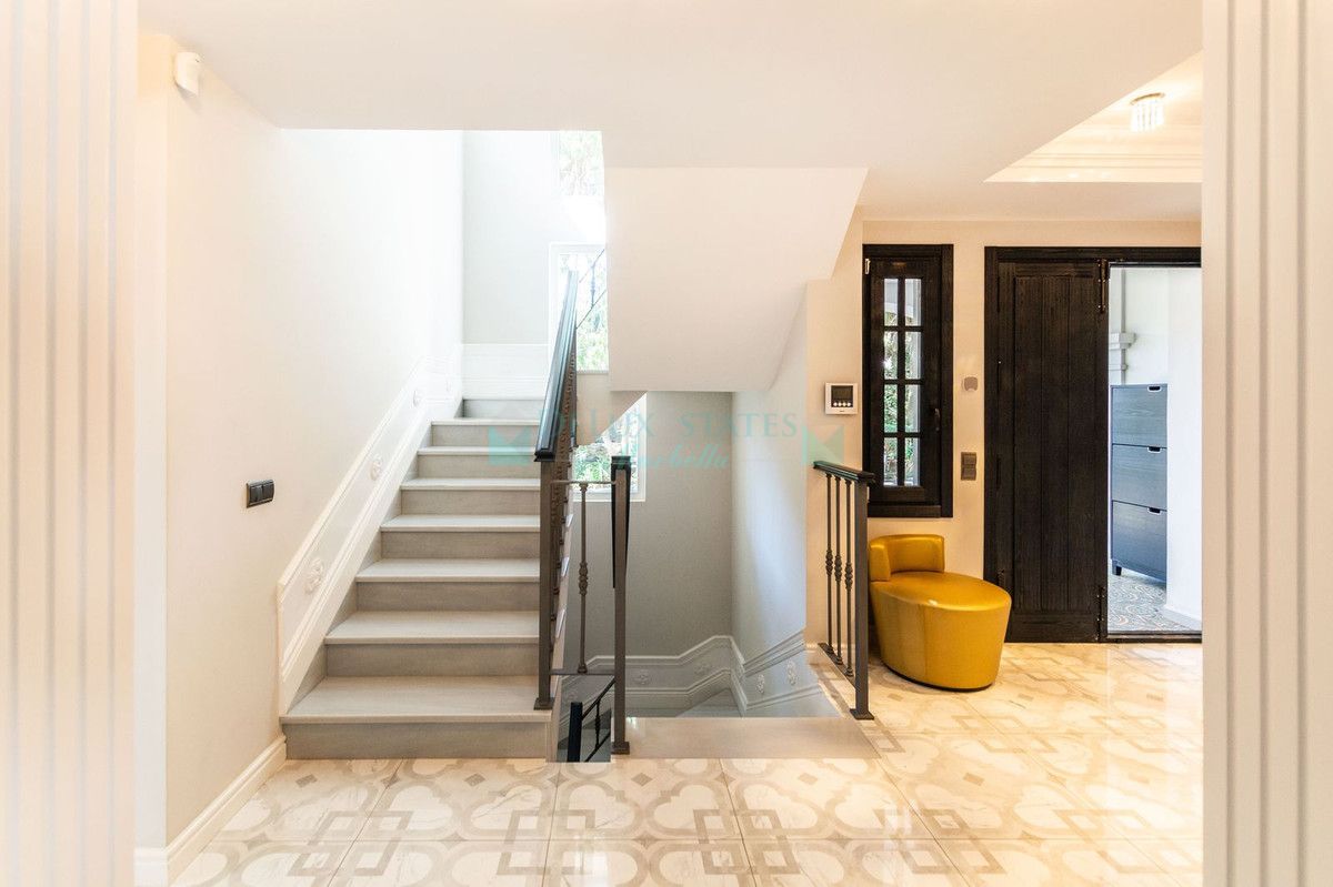 Villa for sale in Hacienda las Chapas, Marbella East