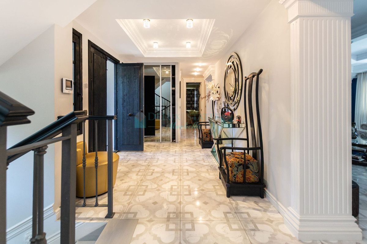 Villa for sale in Hacienda las Chapas, Marbella East