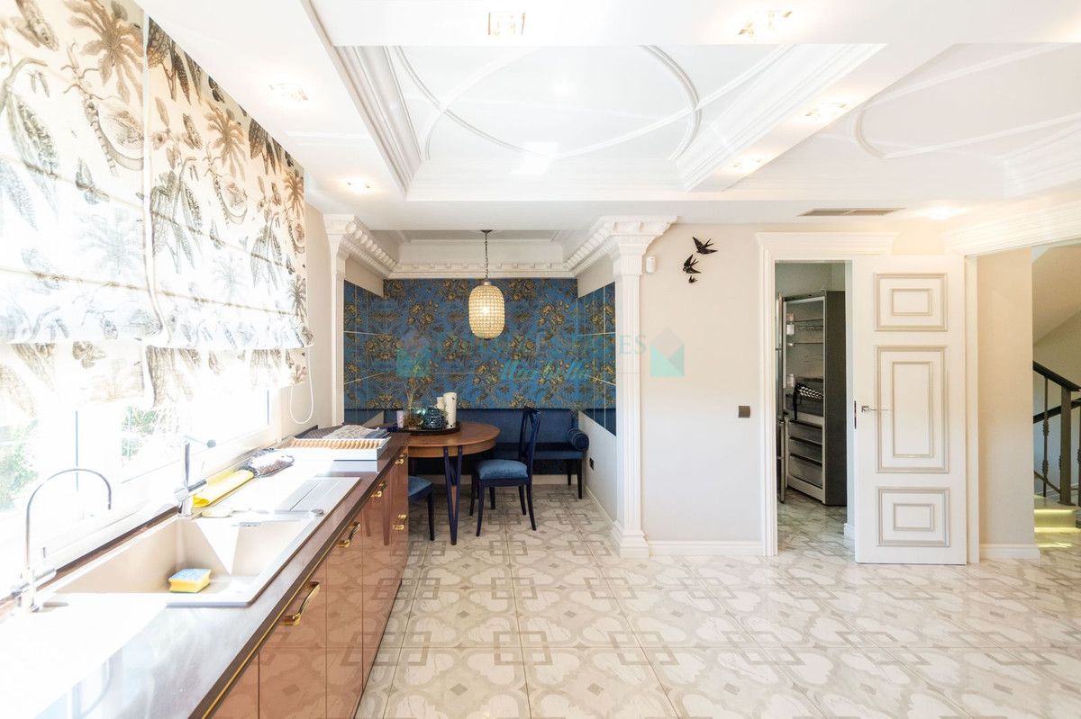 Villa for sale in Hacienda las Chapas, Marbella East