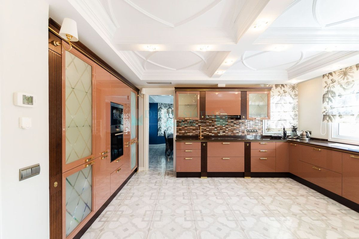 Villa for sale in Hacienda las Chapas, Marbella East