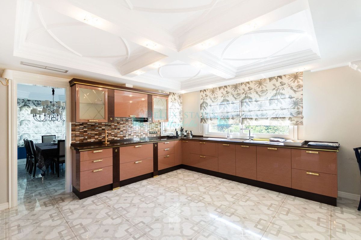 Villa for sale in Hacienda las Chapas, Marbella East