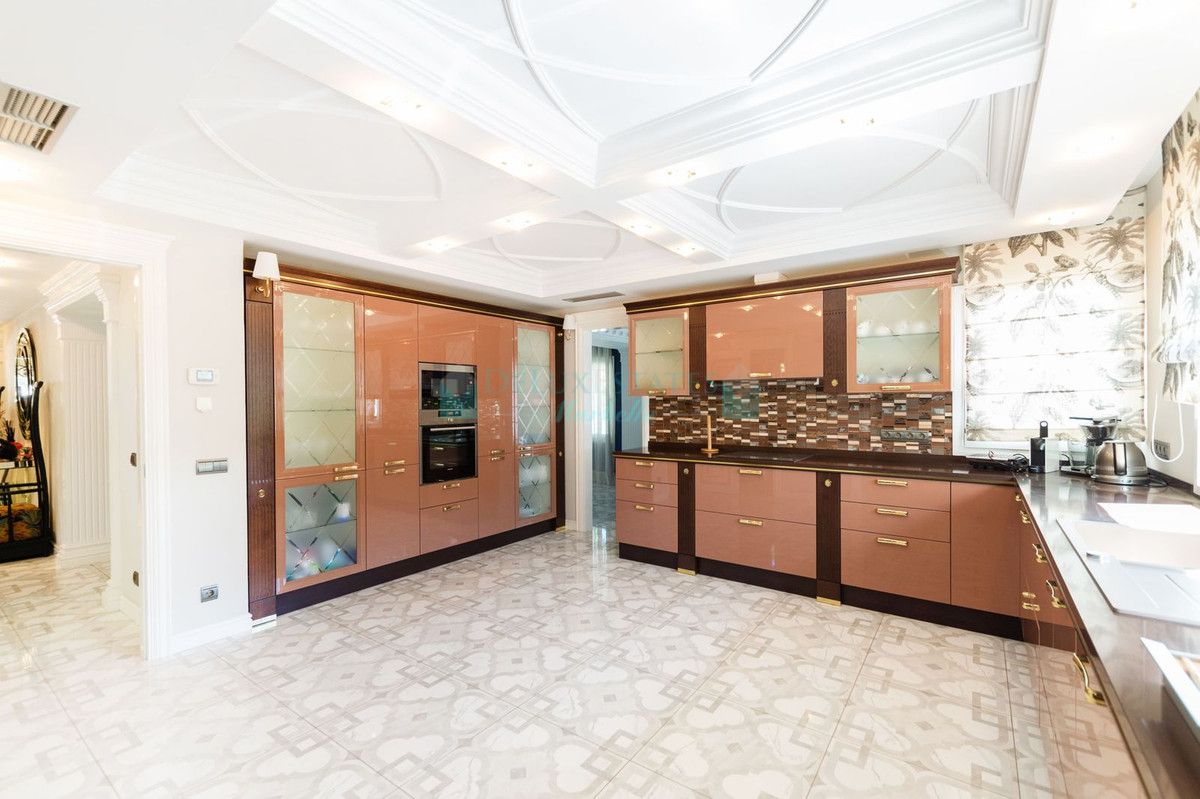 Villa for sale in Hacienda las Chapas, Marbella East