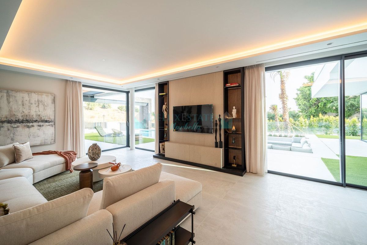Villa en venta en El Paraiso, Estepona