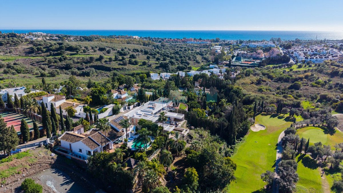 Villa for sale in El Paraiso, Estepona