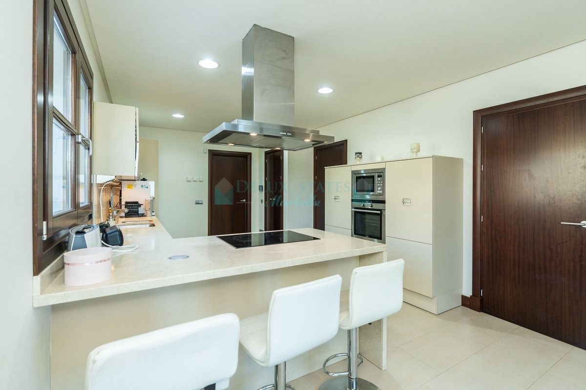 Villa for sale in El Paraiso, Estepona
