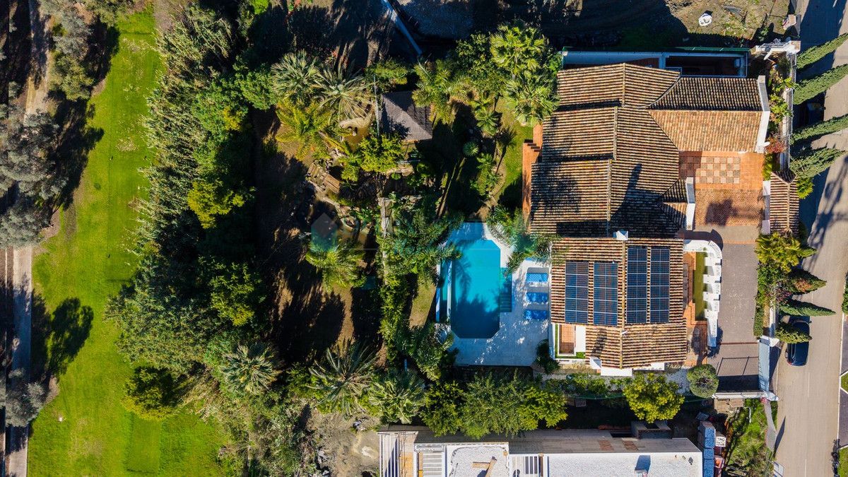 Villa for sale in El Paraiso, Estepona