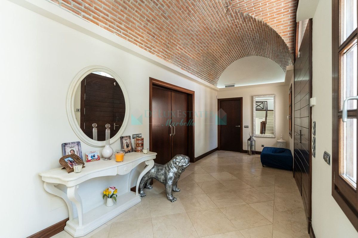 Villa for sale in El Paraiso, Estepona
