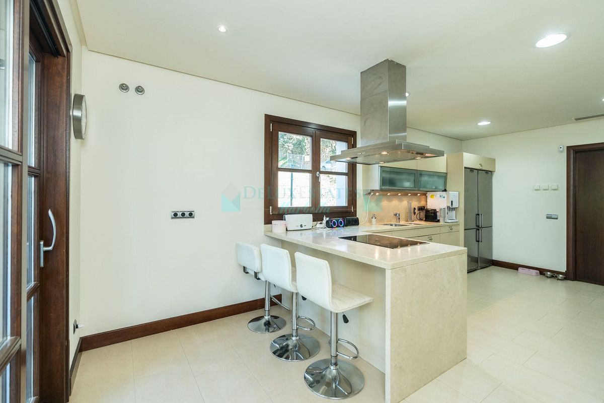 Villa for sale in El Paraiso, Estepona