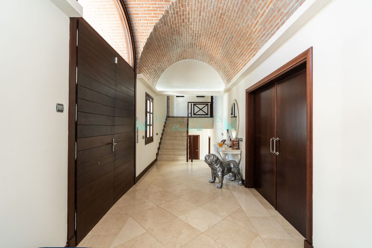 Villa for sale in El Paraiso, Estepona