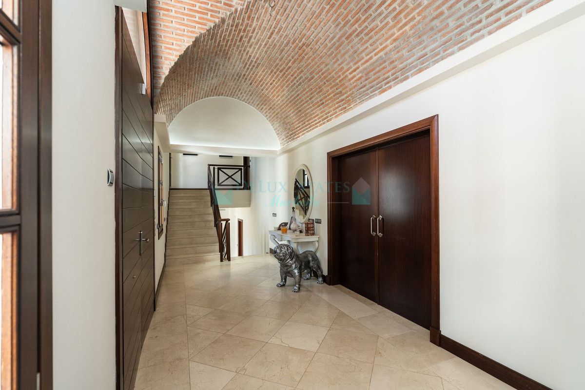 Villa for sale in El Paraiso, Estepona