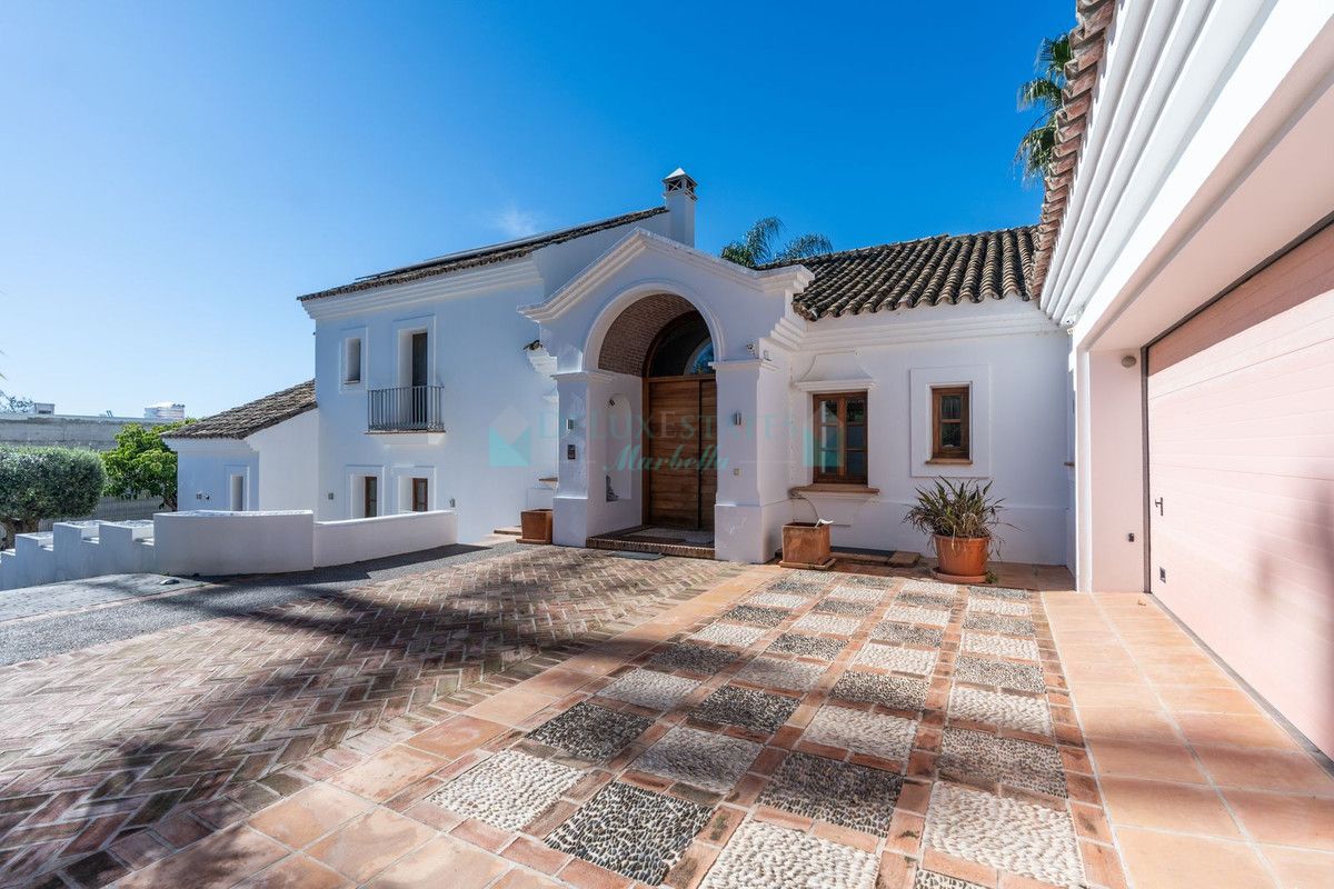 Villa for sale in El Paraiso, Estepona