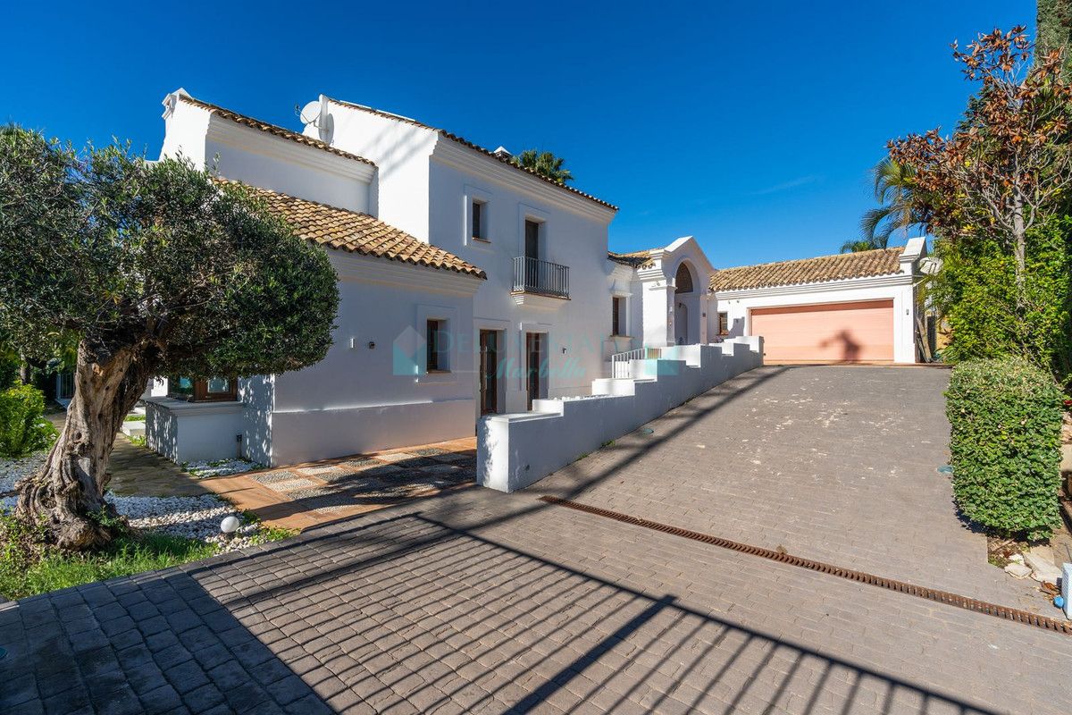 Villa for sale in El Paraiso, Estepona