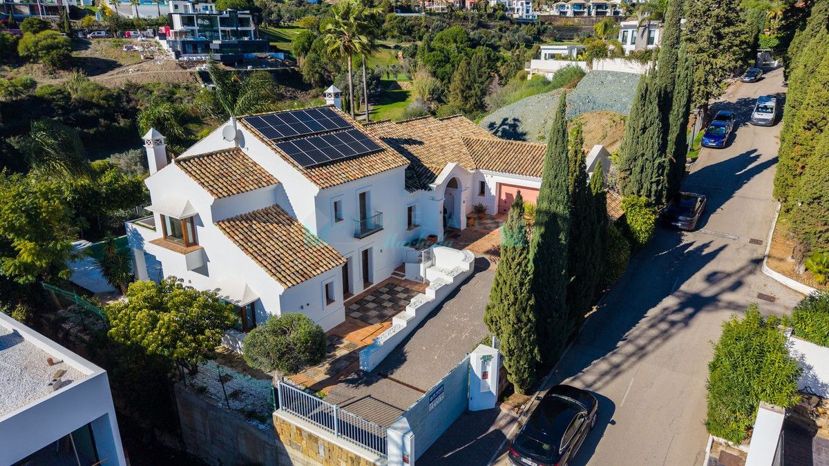Villa for sale in El Paraiso, Estepona