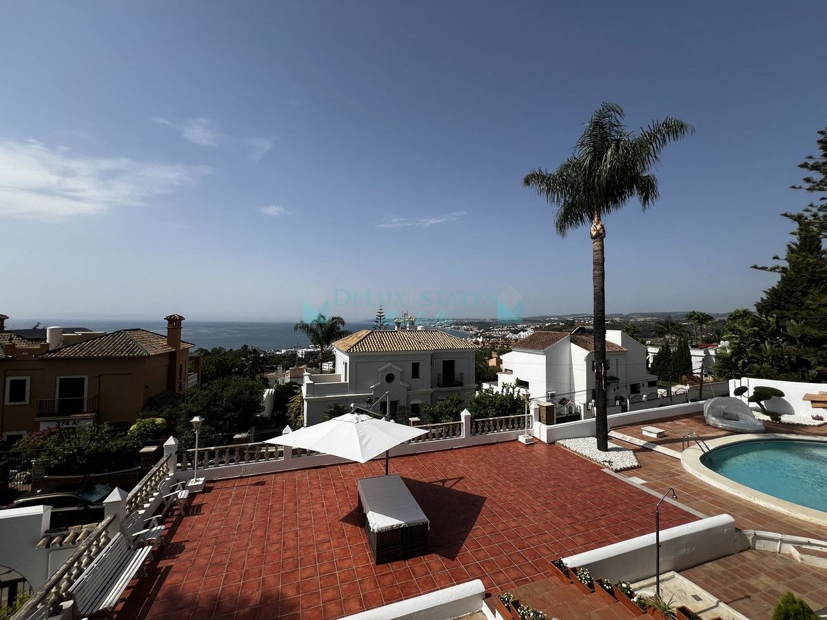 Villa for sale in Estepona