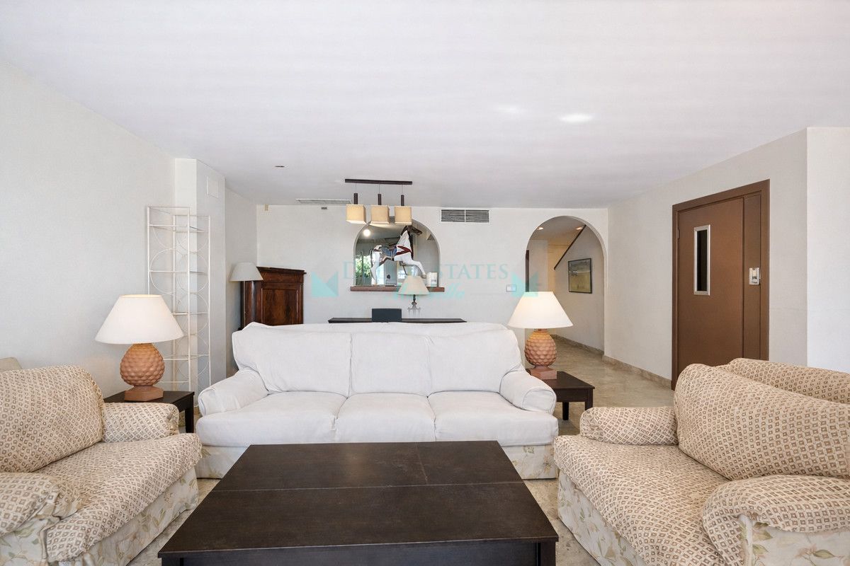 Town House for sale in Estepona