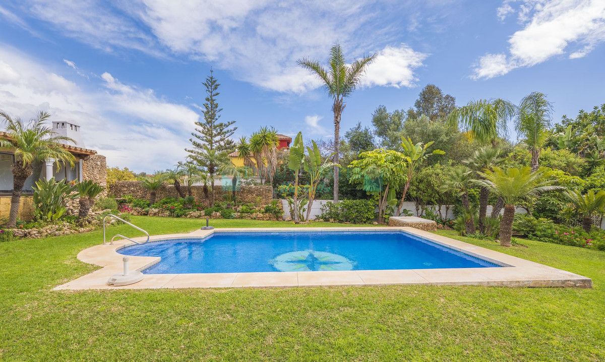 Villa for sale in Las Chapas, Marbella East