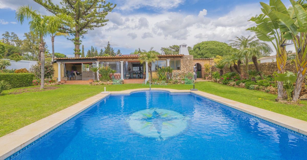 Villa for sale in Las Chapas, Marbella East