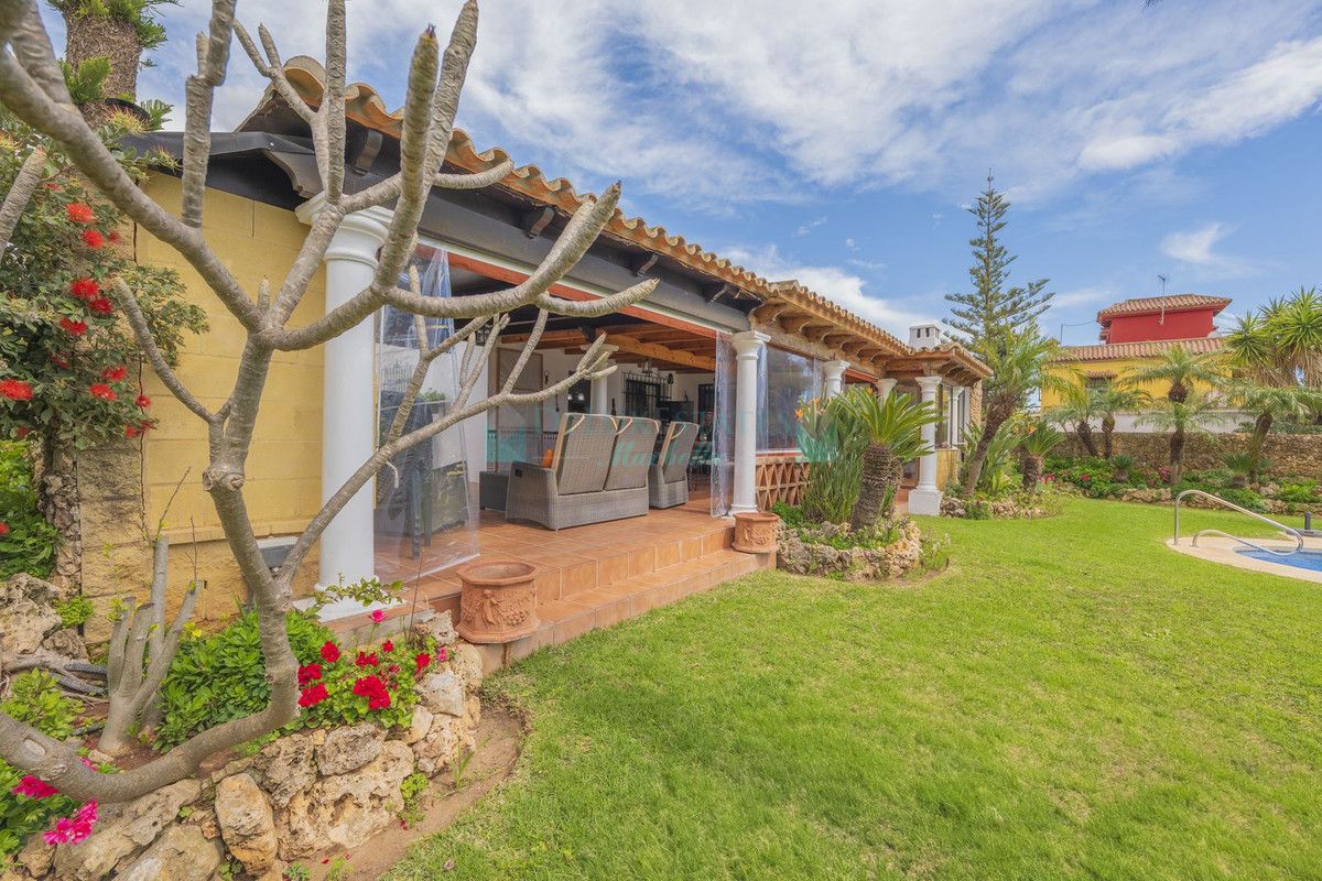 Villa for sale in Las Chapas, Marbella East