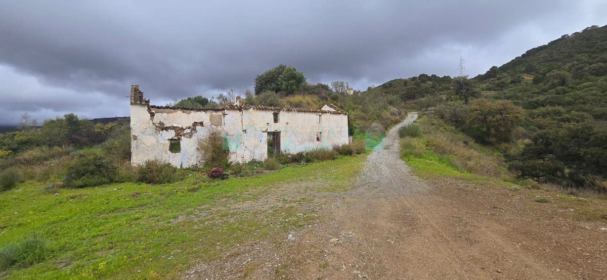 Plot for sale in Benahavis