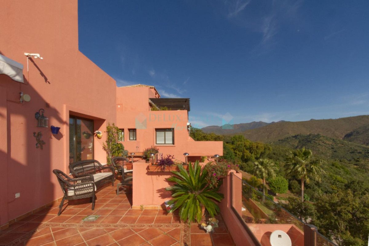 Apartment for sale in La Mairena, Marbella East