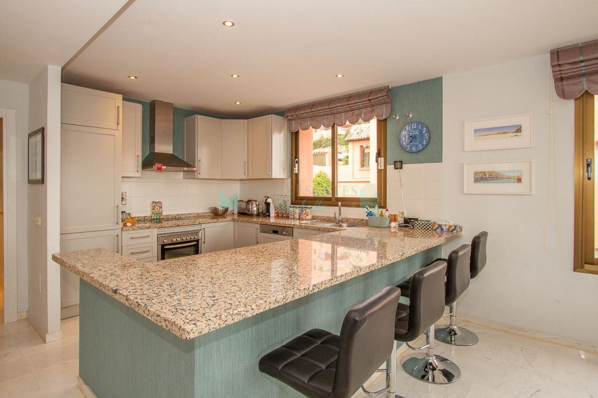 Apartment for sale in La Mairena, Marbella East