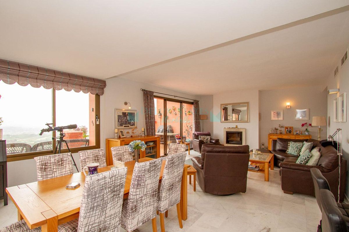 Apartment for sale in La Mairena, Marbella East