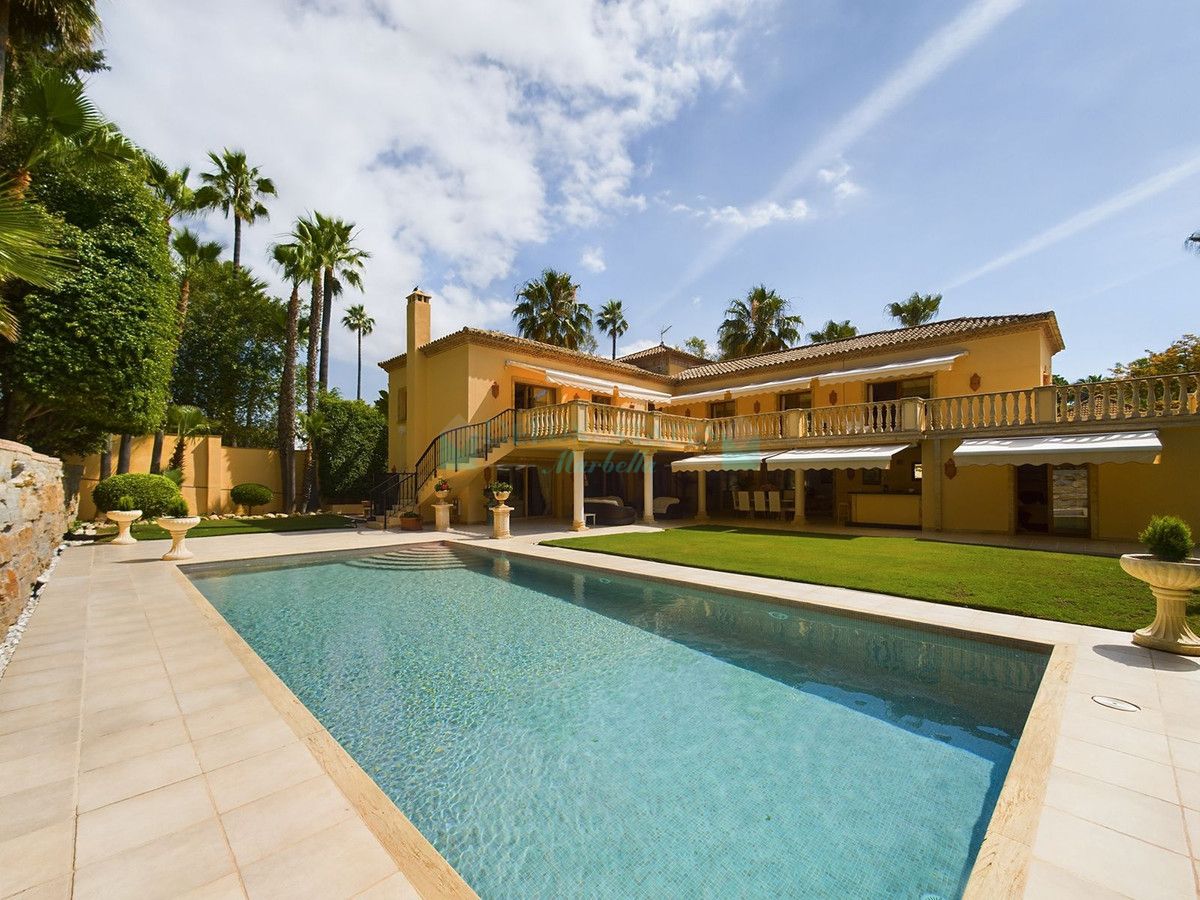 Villa for sale in Nueva Andalucia