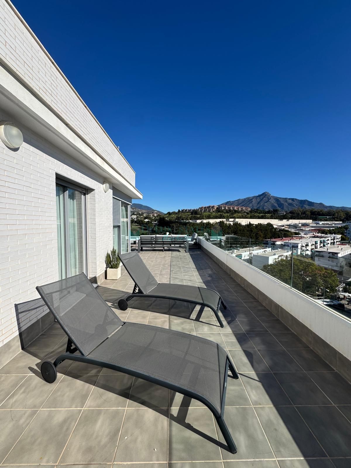 Ático en alquiler en Nueva Andalucia