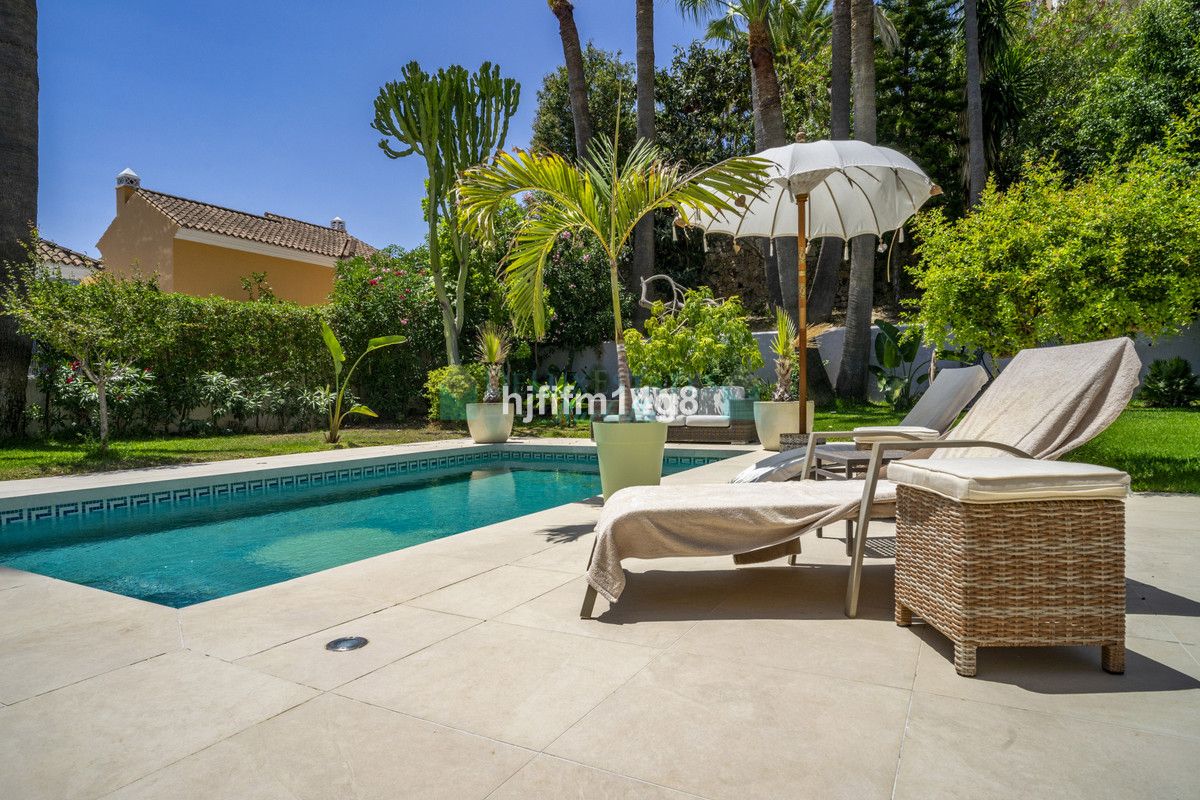 Villa for sale in Nueva Andalucia