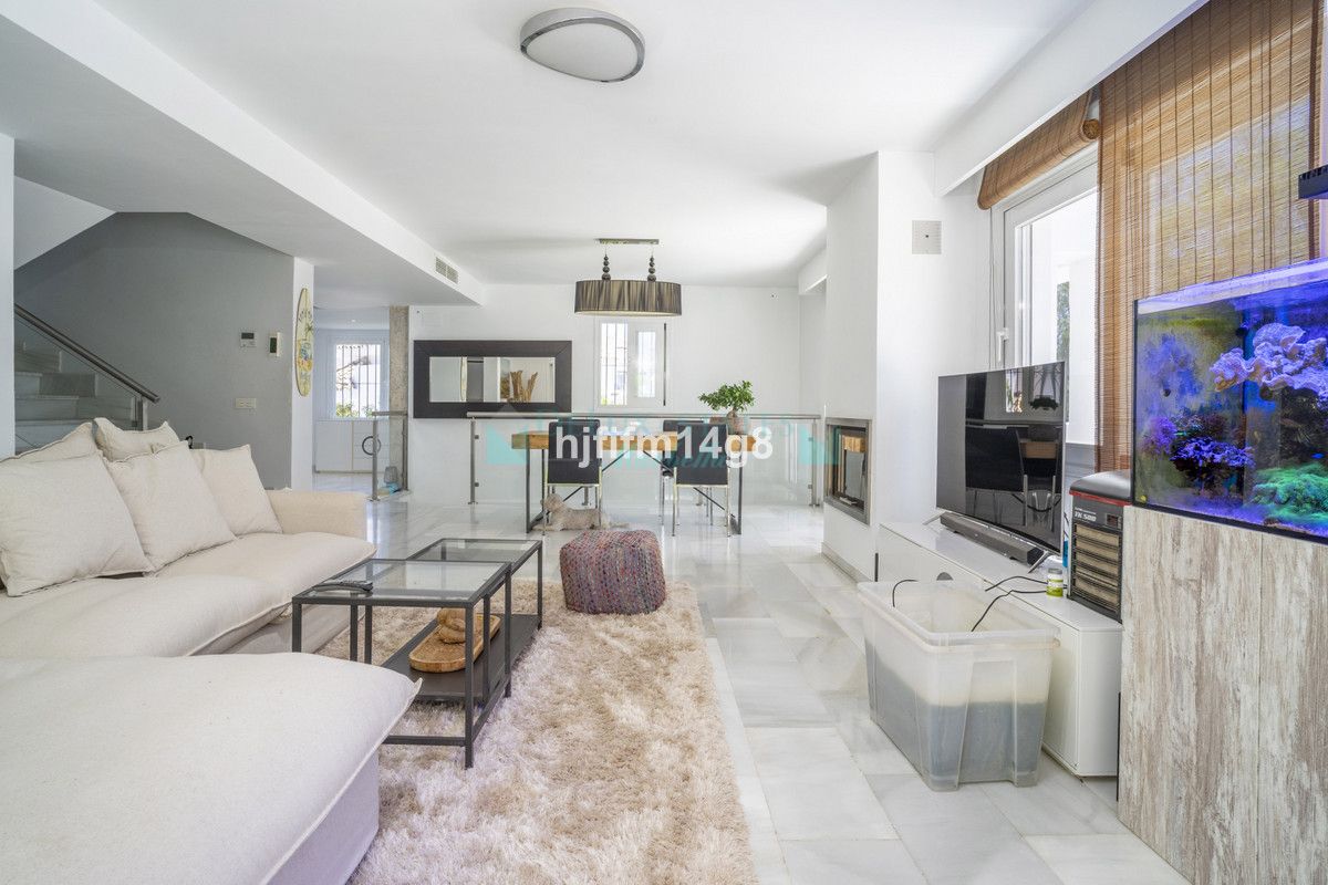 Villa for sale in Nueva Andalucia