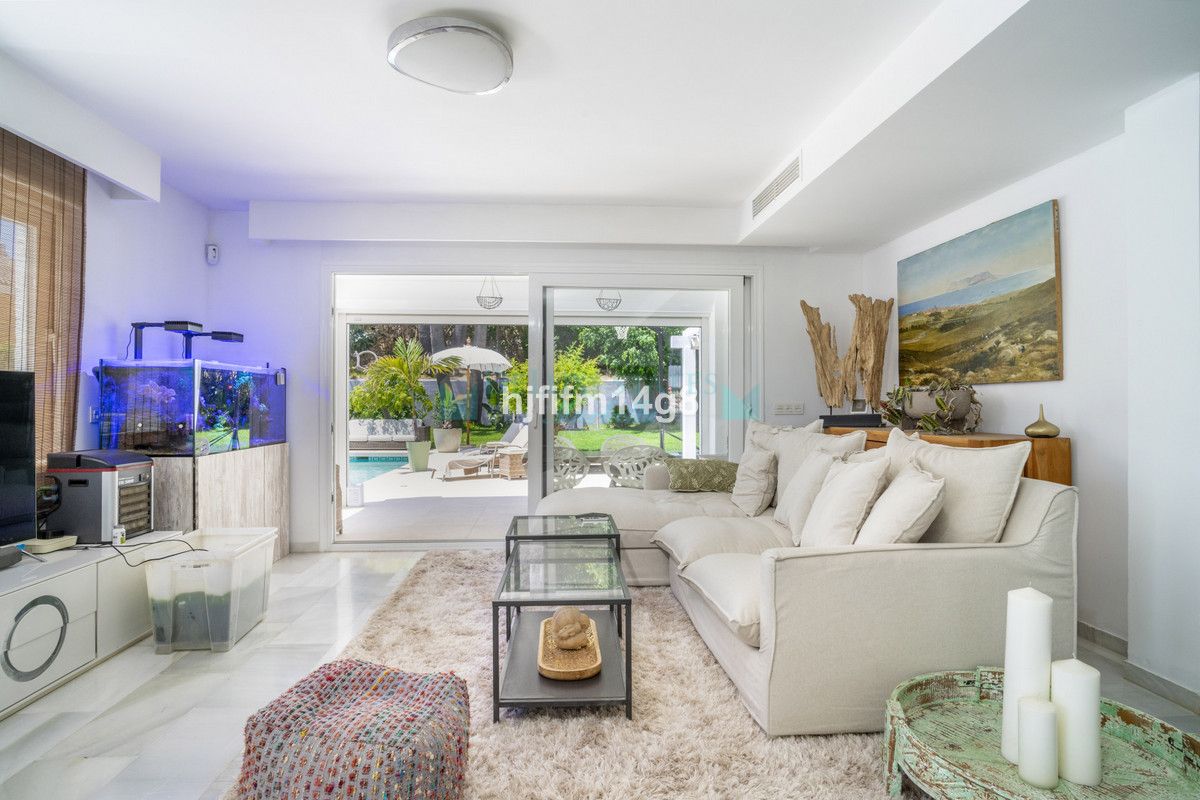 Villa for sale in Nueva Andalucia