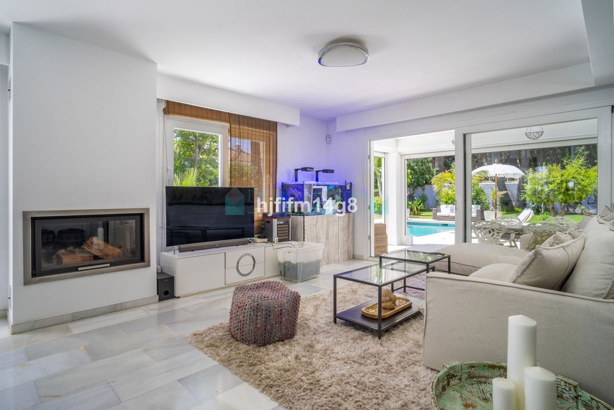 Villa for sale in Nueva Andalucia