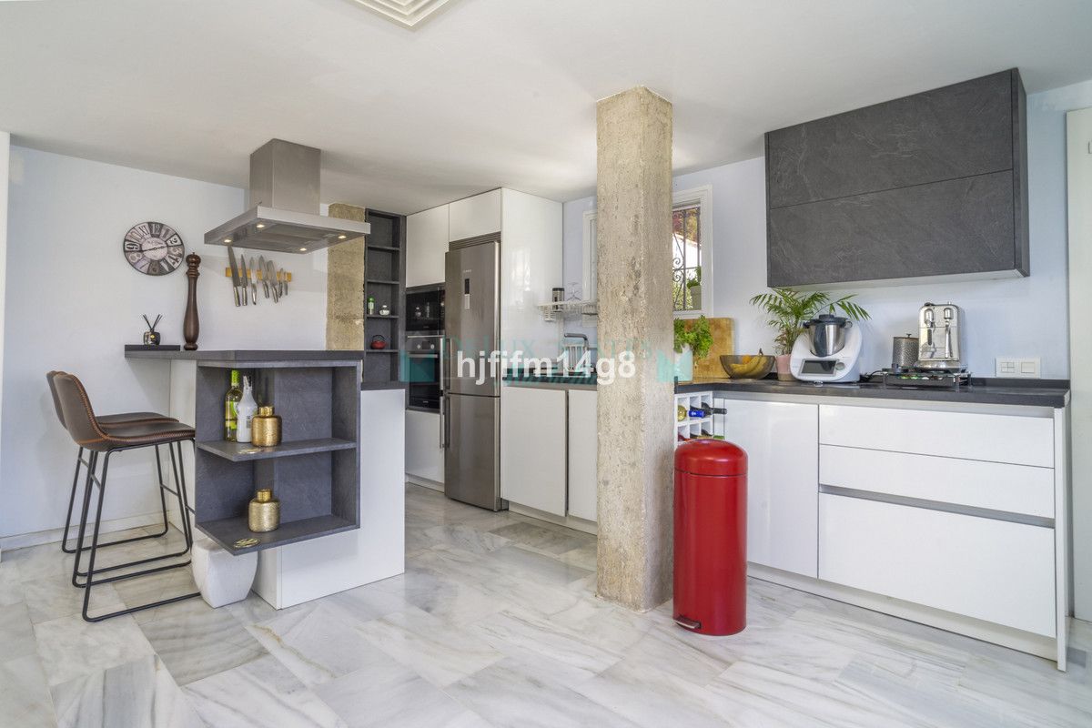 Villa for sale in Nueva Andalucia