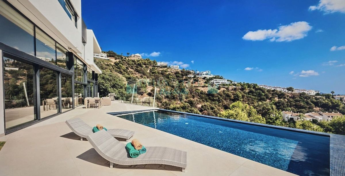 Villa for sale in Los Altos de los Monteros, Marbella East