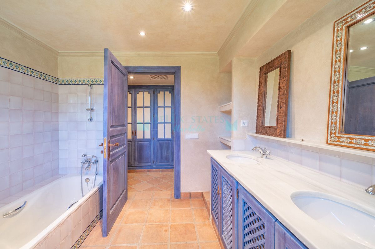 Villa for sale in Estepona