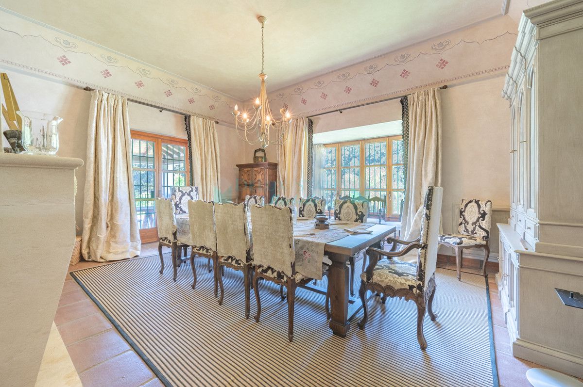 Villa for sale in Estepona