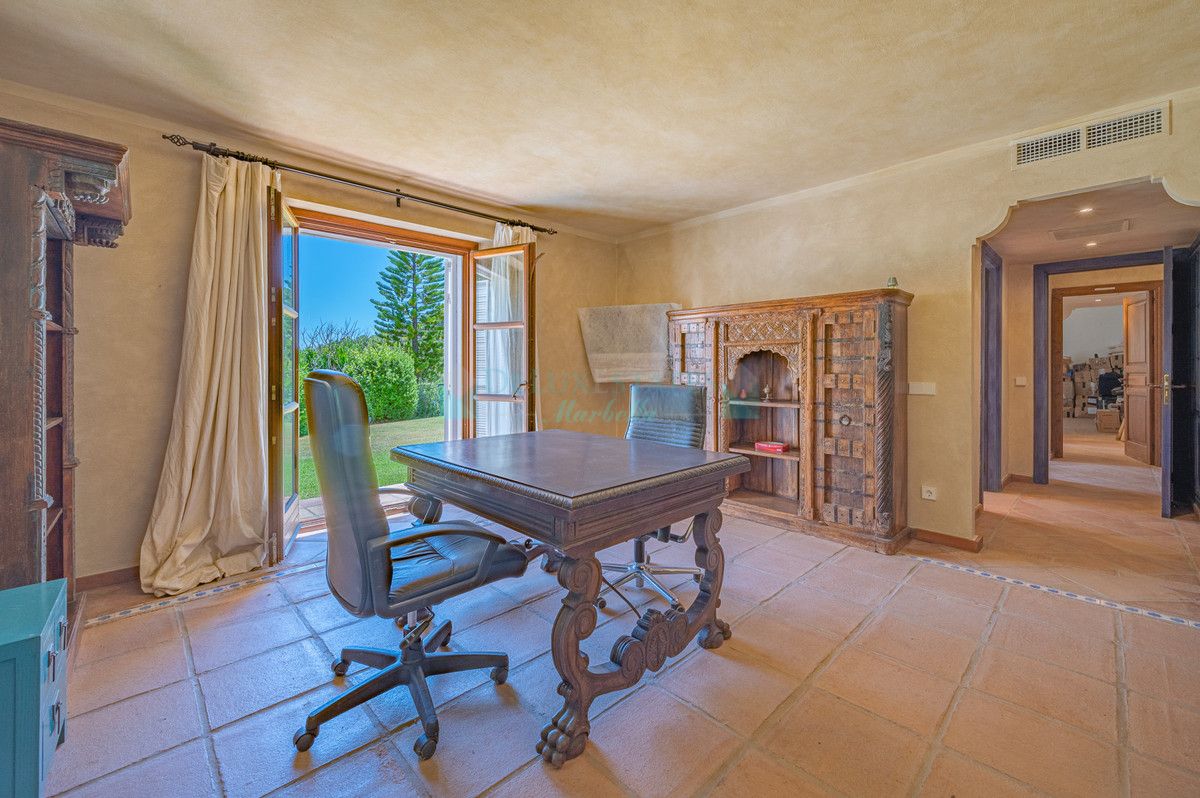 Villa for sale in Estepona