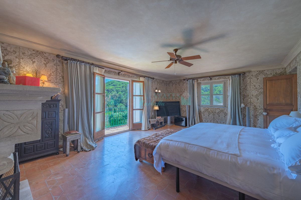 Villa for sale in Estepona