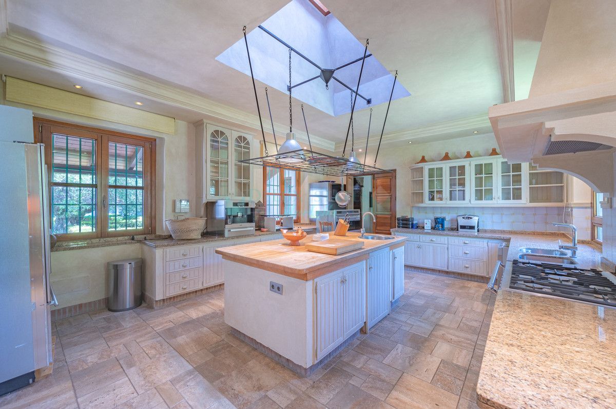 Villa for sale in Estepona