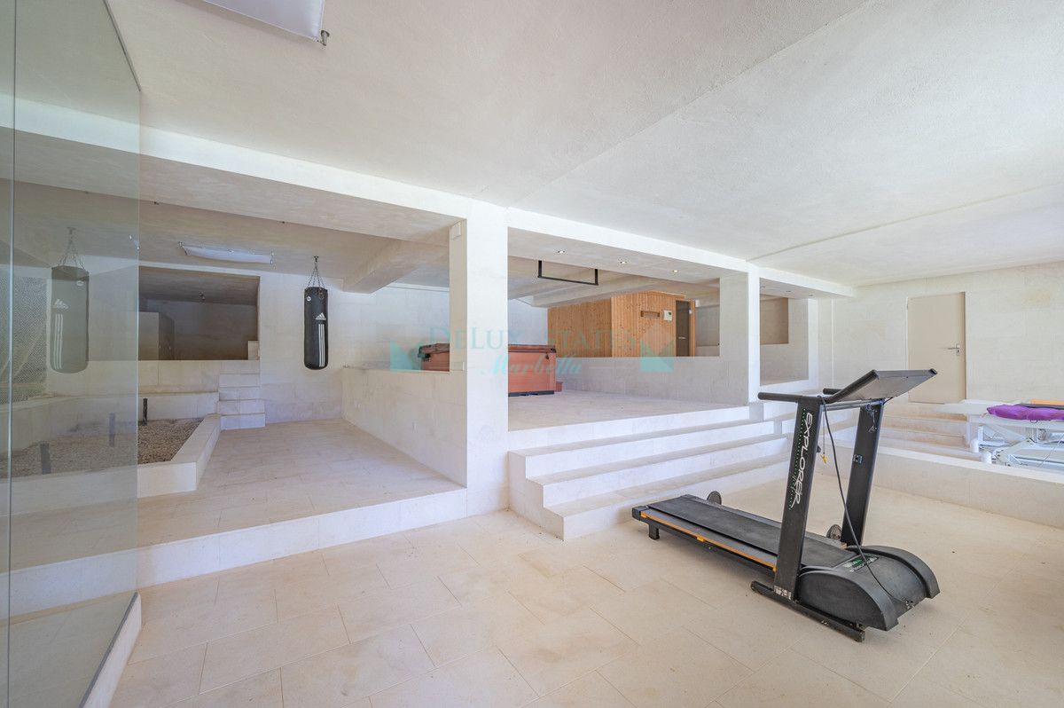 Villa for sale in Estepona